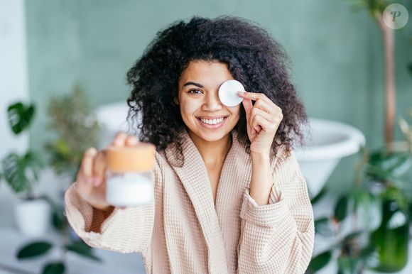 Na técnica sandwich no skincare, basta aplicar uma camada leve de hidratante ou produto aquoso antes do ativo, seguido pelo próprio ingrediente (como vitamina C, ácido hialurônico ou retinol), e finalizar com um hidratante mais espesso para selar tudo, o que vai criar um 'sanduíche' protetor na pele.