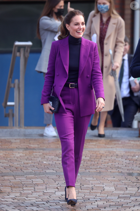 Looks monocromáticos de Kate Middleton alongam a silhueta: você pode apostar em calças de alfaiataria e blazers ou casacos.