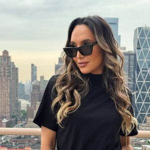 Maria Maya mora em Nova York e se dedica à direção. Ela celebra o sucesso de seu curta 'Rotina', o qual lhe rendeu o prêmio de 'Melhor Primeira Diretora' em festivais como New York Movie Awards e o Golden Lion Best Film Awards.