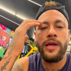 Neymar se pronunciou nas redes sociais após ser criticado por jogar pôquer durante a partida do Santos e disparou: 'Vai cuidar da sua vida'
