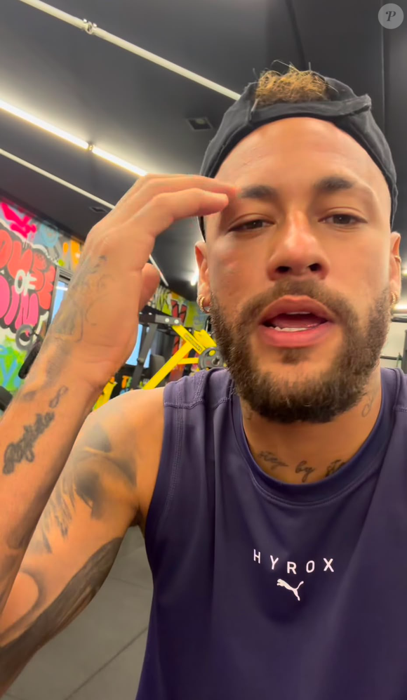Neymar se pronunciou nas redes sociais após ser criticado por jogar pôquer durante a partida do Santos e disparou: 'Vai cuidar da sua vida'