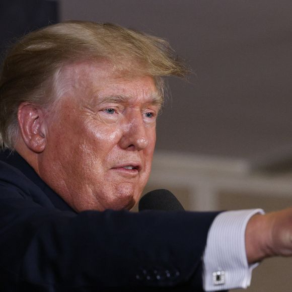 Ano passado (2024), Trump também já tinha criticado George Clooney na Truth Social (sua rede social): 'Então, agora o falso ator de cinema George Clooney, que nunca chegou perto de fazer um grande filme, está entrando na jogada'