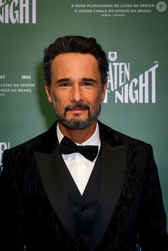 Rodrigo Santoro se identifica como uma pessoa reservada e introvertida. Ele já comentou publicamente sobre os desafios de conciliar sua natureza reclusa com a exposição inerente à vida pública de um ator.