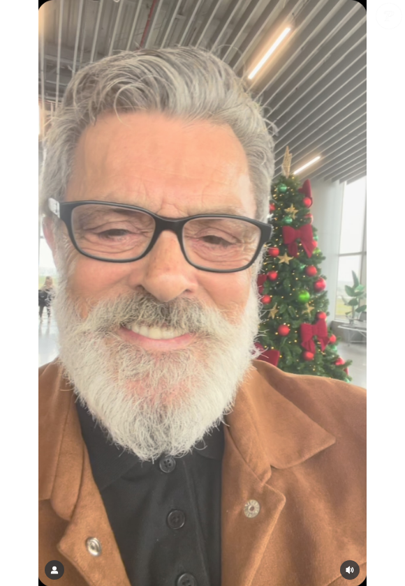 Atualmente o ator Raymundo de Souza está com o visual 100% grisalho e mantém uma barba bem grande. Ele tem 73 anos.