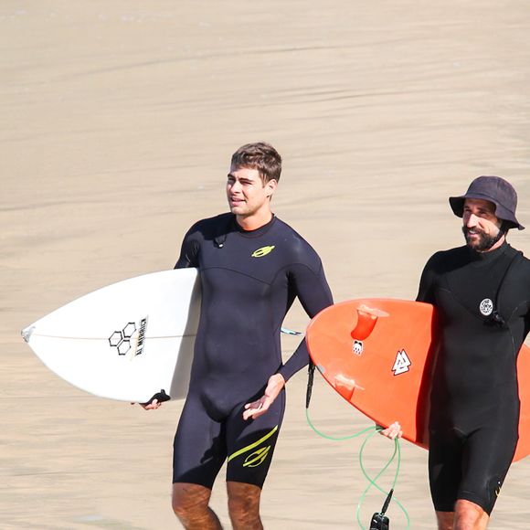 Volume íntimo de Rafa Vitti rendeu piada da Tatá Werneck: ‘Que absurdo o lixo nas praias. Rafa precisou guardar uma garrafa pet na cueca pra mostrar conscientização’
