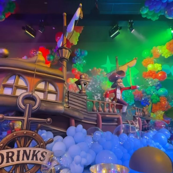 A decoração da festa infantil reuniu efeitos cenográficos, áreas interativas e iluminação especial em uma das produções mais comentadas do ano