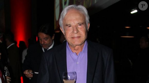 De acordo com as autoridades, ao chegar ao local, o delegado responsável decidiu autuar filho de Cid Moreira em flagrante não apenas pela denúncia de violência, mas também após constatar que ele já havia sido citado em uma denúncia feita ao Disque 181, relacionada à suposta venda e cultivo de entorpecentes.