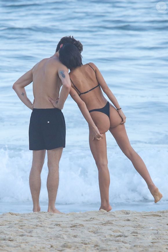 Casal chama atenção não só pelo romance, mas também pelo estilo coordenado em preto