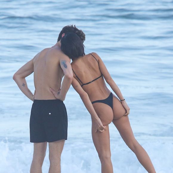 Casal chama atenção não só pelo romance, mas também pelo estilo coordenado em preto