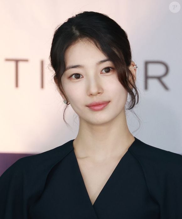 Bae Suzy criou o método '424', que consiste em 4 minutos esfregando o óleo de limpeza no rosto, 2 minutos fazendo massagem com espuma de limpeza e outros 4 minutos enxaguando o rosto com água