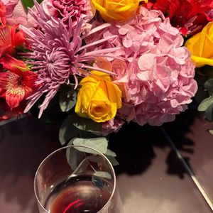 Ticiane Pinheiro escolheu como decoração de sua festa intimista algumas flores coloridas