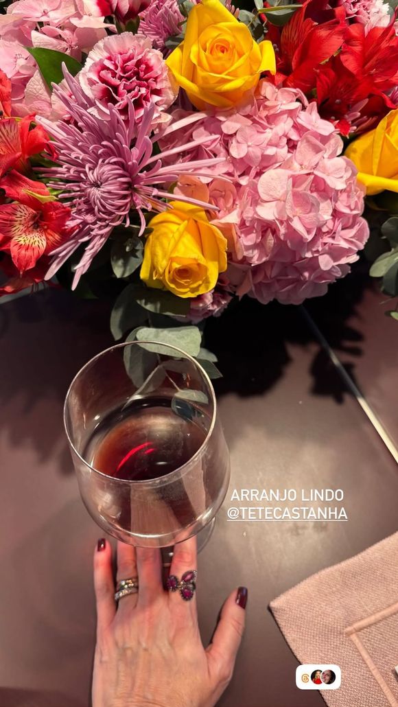 Ticiane Pinheiro escolheu como decoração de sua festa intimista algumas flores coloridas