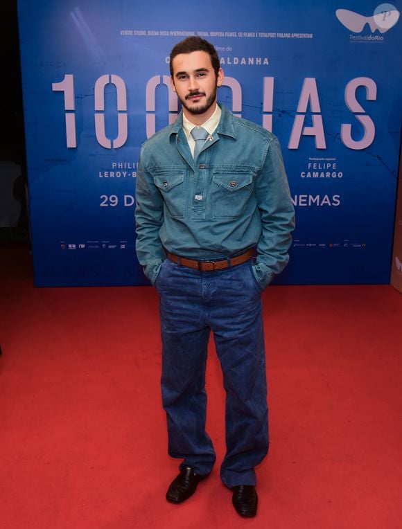 Felipe Bragança apostou em uma jaqueta azul de inspiração utilitária com gravata clara, calça jeans e sapatos pretos