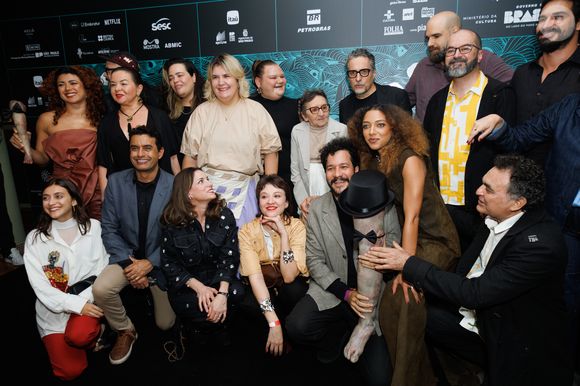 Elenco do filme 'O Agente Secreto' se reuniu em pré-estreia em SP