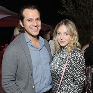 Após sete anos juntos, Sydney Sweeney e Jonathan Davino teriam terminado o relacionamento em janeiro de 2025, mas a separação só foi noticiada em março