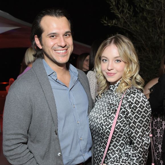 Após sete anos juntos, Sydney Sweeney e Jonathan Davino teriam terminado o relacionamento em janeiro de 2025, mas a separação só foi noticiada em março