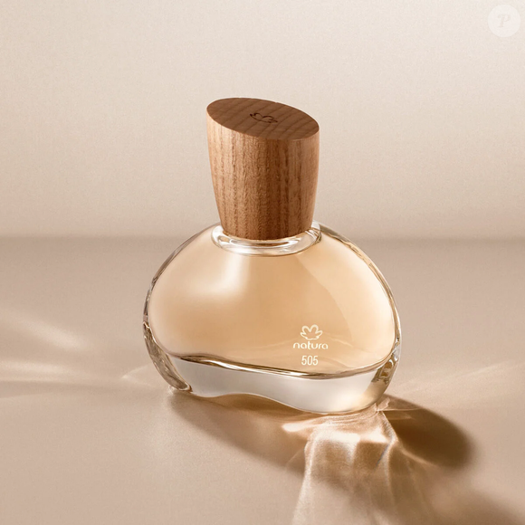 O 505 Íris Priprioca, da Natura, lembra Rosalee pela presença de rosa, jasmim, musk e âmbar, além de reunir íris, lírio, priprioca e outras notas em uma composição floral amadeirada