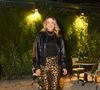 Jaqueta de couro preta apareceu com animal print no look de Ticiane Pinheiro