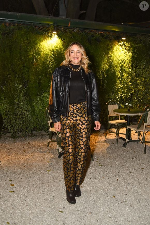 Jaqueta de couro preta apareceu com animal print no look de Ticiane Pinheiro