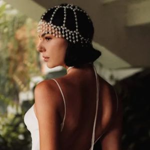 Noiva, Isis Valverde combina vestido de cetim com adereço de pérolas no cabelo. Veja fotos do casamento no civil com Marcus Buaiz!