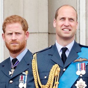 Segundo reportagem da People, a imprensa britânica acredita que Harry e William estão rompidos e sem se falar há vários anos, com a última conversa dos irmãos supostamente ocorrendo no funeral da Rainha Elizabeth II, em setembro de 2022