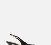 Para alongar a silhueta - especialmente para quem é mais baixa - a dica é combinar esse jeans com um scarpin preto slingback (aberto atrás) como o modelo da Arezzo de couro com detalhe em metal por R$ 379,90