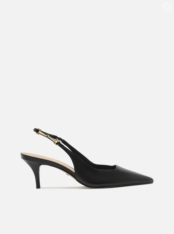 Para alongar a silhueta - especialmente para quem é mais baixa - a dica é combinar esse jeans com um scarpin preto slingback (aberto atrás) como o modelo da Arezzo de couro com detalhe em metal por R$ 379,90