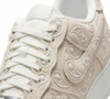 Hit desde os anos 70, a estampa paisley volta aos holofotes e ganha destaque no novo Nike Air Force 1 Low Paisley, que aposta em acabamento sofisticado em camurça e relevo para renovar qualquer produção