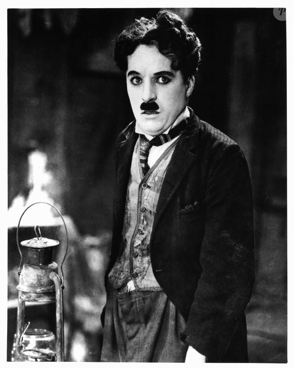 25 anos de sua morte, em 1952, Charles Chaplin comprou uma mansão na Suíça, e se mudou para o local com a esposa e os filhos no ano seguinte