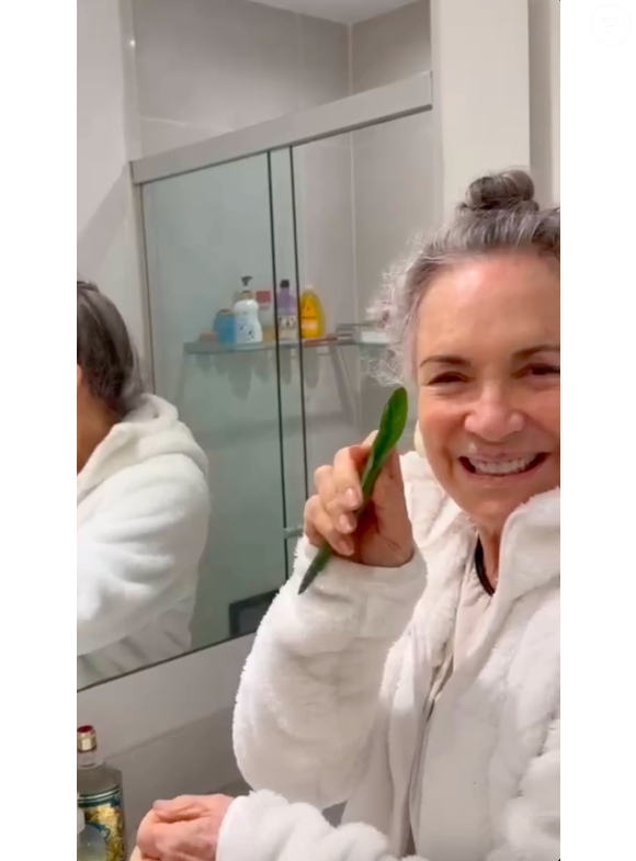 Regina Duarte mostrou que cultiva babosas em sua casa e usa a planta para estimular o crescimento dos cabelos
