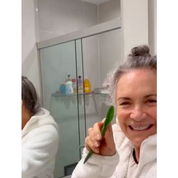 Regina Duarte mostrou que cultiva babosas em sua casa e usa a planta para estimular o crescimento dos cabelos
