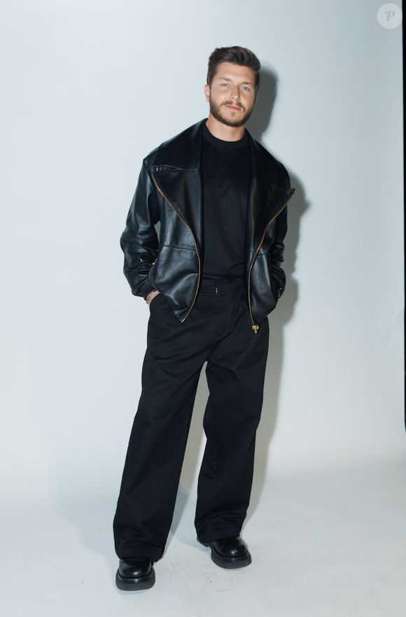 Klebber Toledo elegeu look all black e jaqueta de couro ao prestigiar a mulher, Camila Queiroz, em desfile de grife