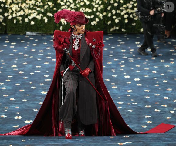 A atriz e cantora Teyana Taylor chegou ao tapete carregadíssima de referências ao tema deste ano do Met Gala 2025 com um look exclusivo Marc Jacobs referenciando vários elementos de refino e elegância na alfaiataria
