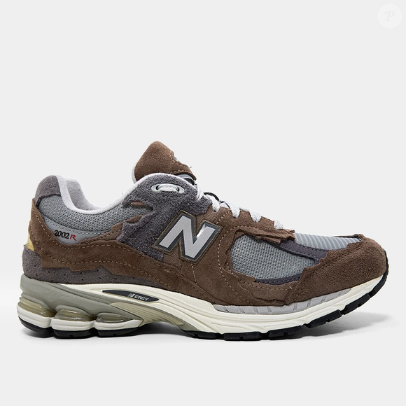 New Balance 2002D aposta em cor inspirada na bala de tamarindo e vira destaque na tendência Gorpcore entre mulheres 50+