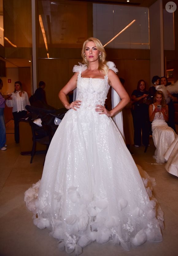 Em entrevista ao portal Leo Dias, Ana Hickmann comentou que ainda não escolheu seu vestido de noiva.