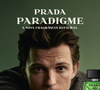 A nova fragrância masculina da Prada aposta em uma proposta moderna e ousada ao inverter a tradicional pirâmide olfativa, criando um perfume sensual, magnético e nada óbvio para homens elegantes como o Tom Holland