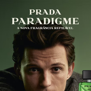 A nova fragrância masculina da Prada aposta em uma proposta moderna e ousada ao inverter a tradicional pirâmide olfativa, criando um perfume sensual, magnético e nada óbvio para homens elegantes como o Tom Holland