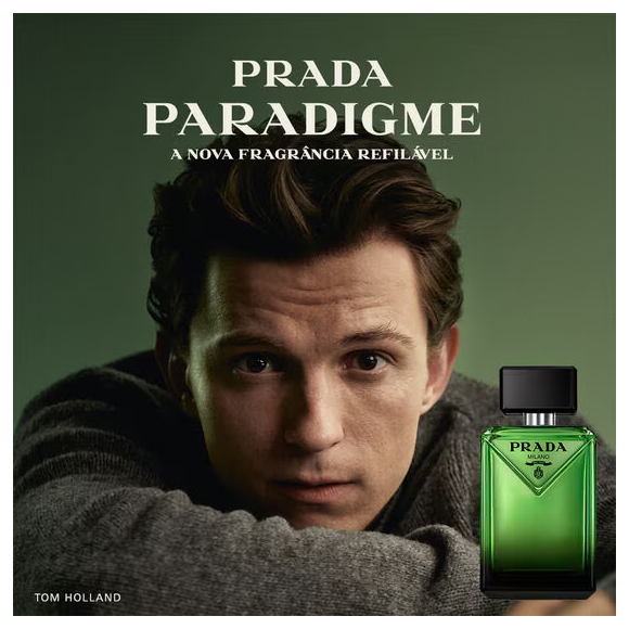 A nova fragrância masculina da Prada aposta em uma proposta moderna e ousada ao inverter a tradicional pirâmide olfativa, criando um perfume sensual, magnético e nada óbvio para homens elegantes como o Tom Holland