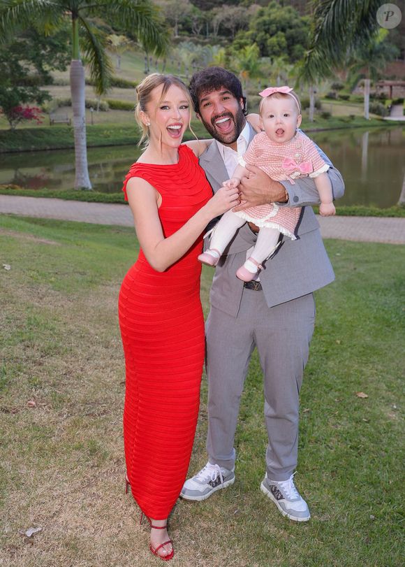 Duda Reis também marcou presença no casamento com o marido e a filha; seu look valorizou as curvas de seu corpo em um tom vermelho vibrante! Ideal para quem gosta de ousar, mas na medida, já que os cortes são mais 'previsíveis'