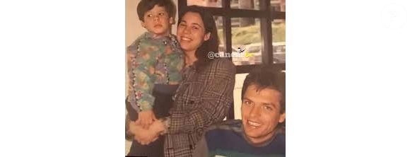 Hoje, é um fenômeno mundial e desembarcou no Brasil para promover sua nova série — Na foto está sua mãe e seu pai juntos