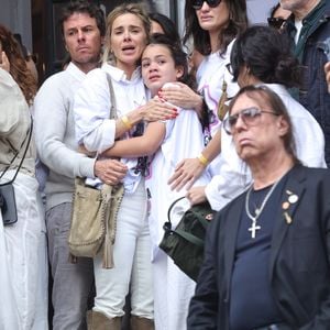 Sol de Maria, neta de Preta Gil, estava acompanhada da mãe Laura Fernandes (de óculos escuro atrás da menina) e Carolina Dieckmmann