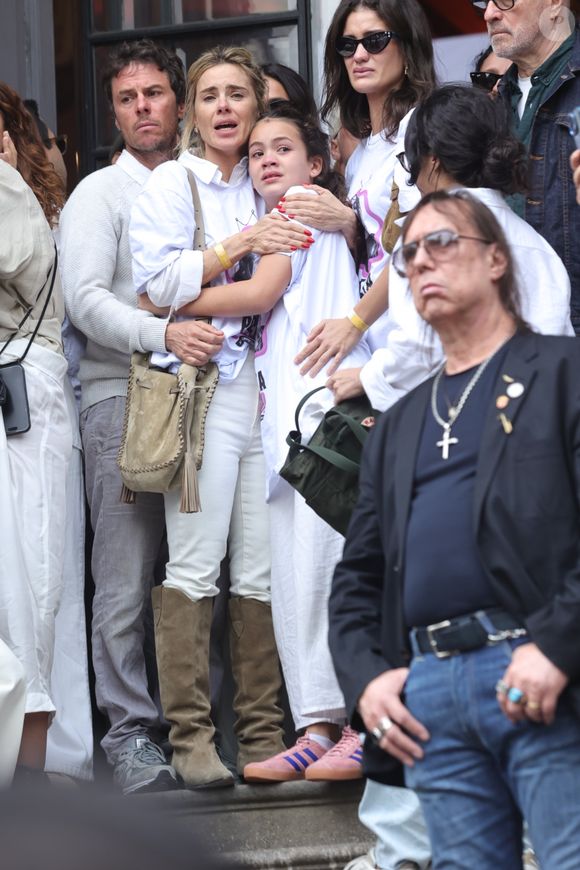 Sol de Maria, neta de Preta Gil, estava acompanhada da mãe Laura Fernandes (de óculos escuro atrás da menina) e Carolina Dieckmmann