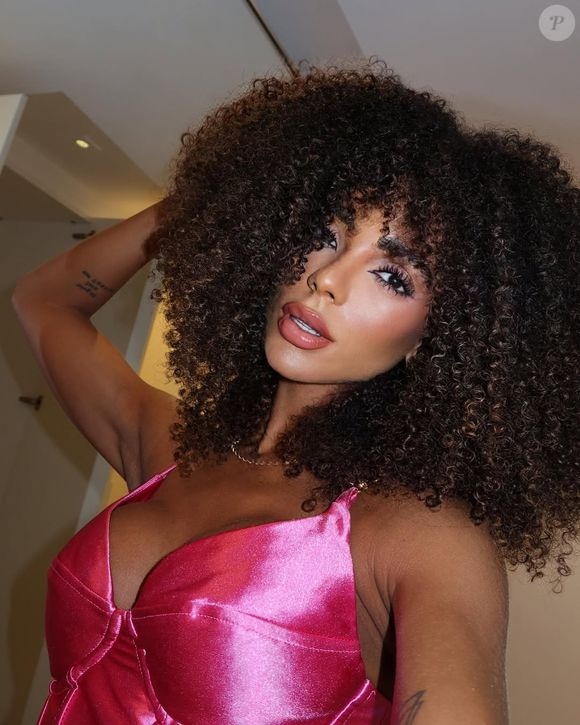 Brunna Gonçalves também implantou silicone nos seios