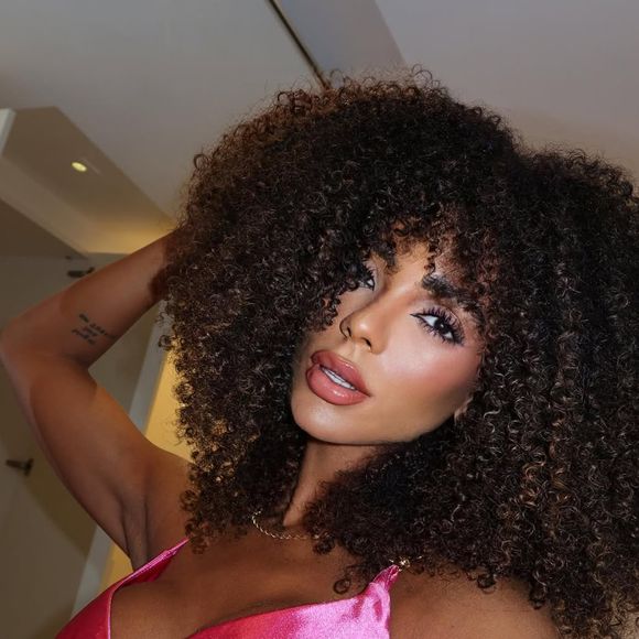 Brunna Gonçalves também implantou silicone nos seios