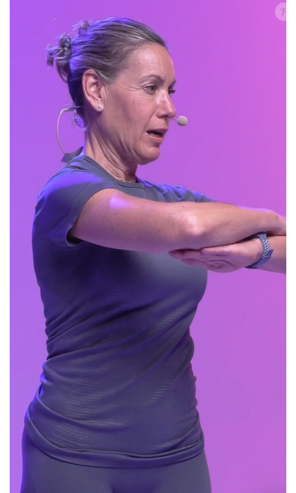 Já o terceiro exercício é uma rotação de tronco, que trabalha mobilidade e o controle ao mesmo tempo