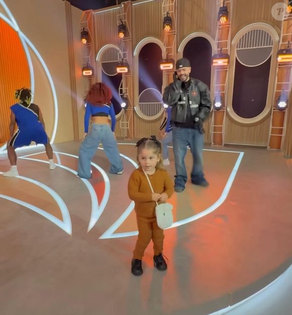 Maria Flor dançou música com Pedro Sampaio no 'Sabadou com Virgínia'