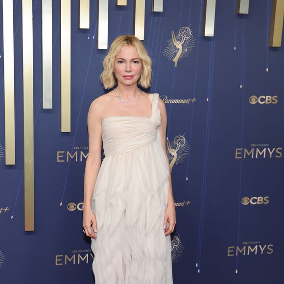 Michelle Williams estava deslumbrante em um vestido branco de babados Chanel ao chegar no tapete vermelho do Emmy 2025