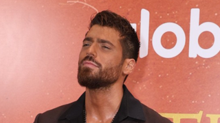 Can Yaman, galã de novelas turcas e aos 36 anos de idade: 'Um traço da minha personalidade quando era jovem era que eu estudava muito e não era muito sociável'