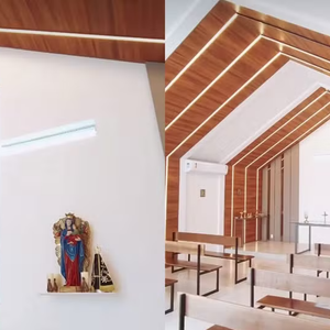 No interior, o teto e as laterais em madeira, com iluminação LED embutida, criam um ambiente aconchegante e sofisticado.