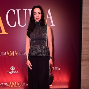 Lara Silva: elegante, Lara optou por uma blusa sem mangas em malha metálica brilhante com efeito peplum, combinada a uma calça pantalona preta de cintura alta e acessórios prateados que reforçaram o brilho do visual